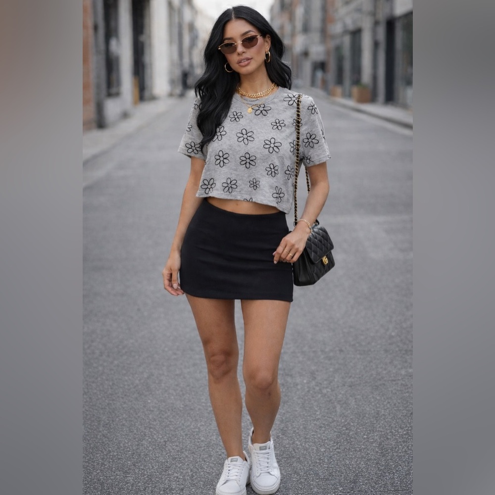 Society Heather Gray Short Sleeve Tee with Black Daisy Print XL